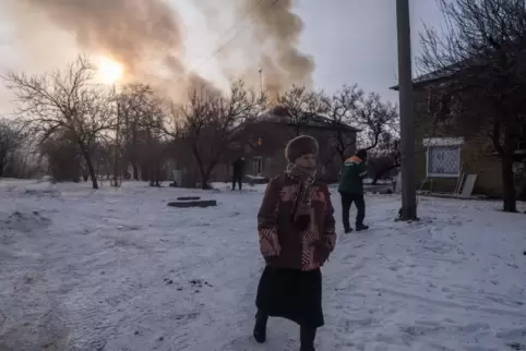 In den umkämpften Gebieten des Donbass leben kaum noch Menschen. Unser Foto zeigt ein nach russischem Beschuss am Dienstag brenn