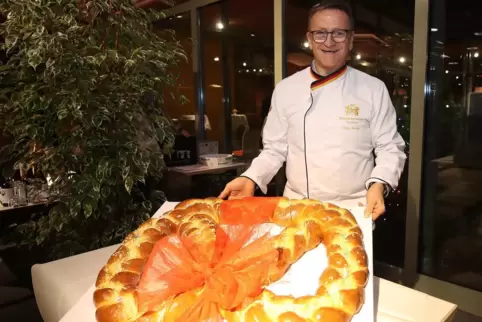 Stolzer Bäcker: Claus Becker mit Riesenbrezel. Stolzer Bäcker: Claus Becker mit Riesenbrezel.