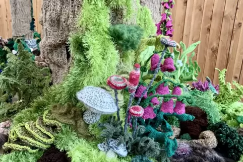 Der Wald ist ins Haus der Nachhaltigkeit eingezogen. Die Farne, Pilze und Co. wurden liebevoll mit der Häkelnadel geschaffen. 