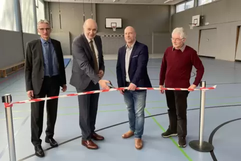 Freude über erneuerte Turnhalle der Nikolaus-von-Weis-Schulen (von links): Geschäftsführer Armin Altmeyer mit den Schulleitern E Freude über erneuerte Turnhalle der Nikolaus-von-Weis-Schulen (von links): Geschäftsführer Armin Altmeyer mit den Schulleitern E