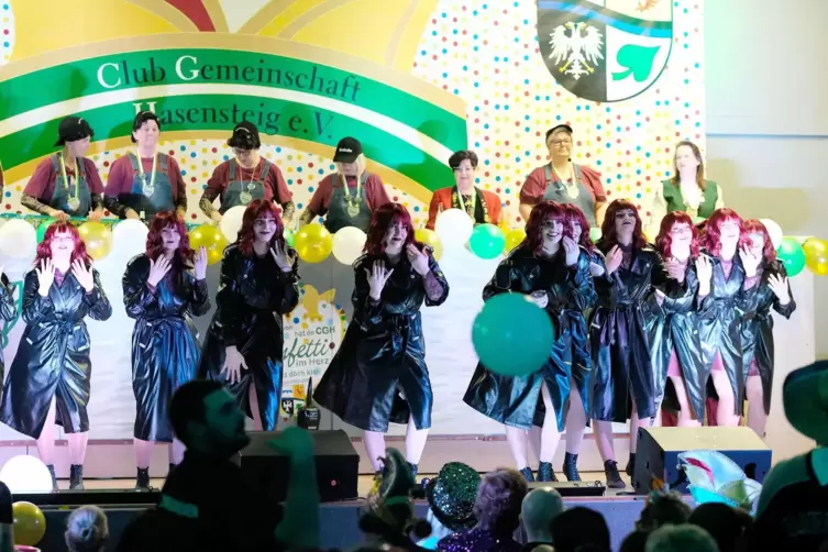 Die Green Glitters brachten einen Dating-Tanz auf die B&uuml;hne. 