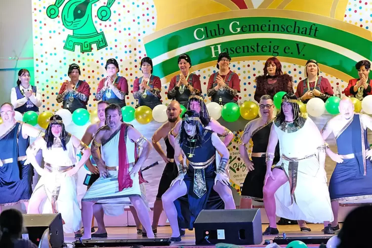 Das M&auml;nnerballett mit &bdquo;Kleopatras wilden Jungs&ldquo;. 