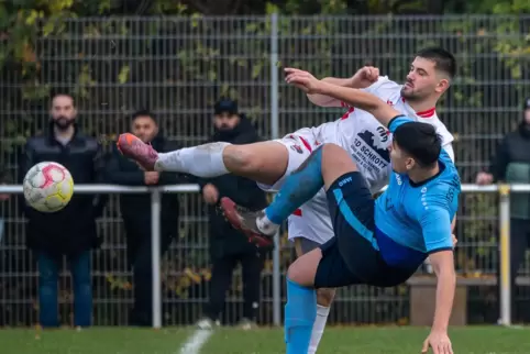 Szene aus dem Spitzenspiel gegen den ESV Ludwigshafen mit Vatanspors Blendoar Kryeziu (hinten).
