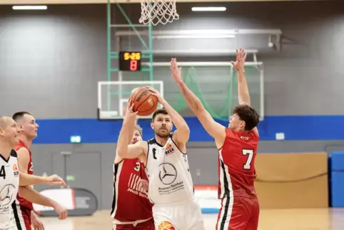 Philipp Behrendt und Waldemar Nap (von links) schauen zu, was Jan Wroblewski dem Ball anstellt. 