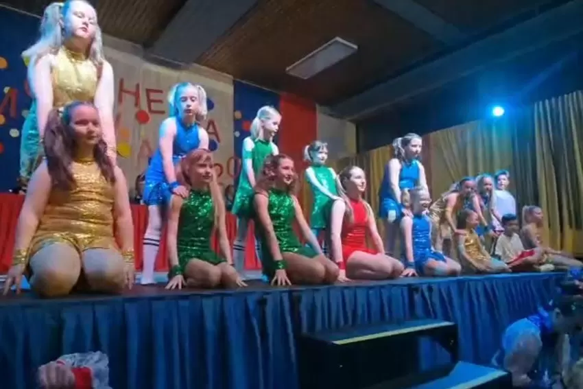 Die Kindertanzgruppe Giggelcher stellte Szenen aus dem Disneyfilm »Alles steht Kopf« vor.