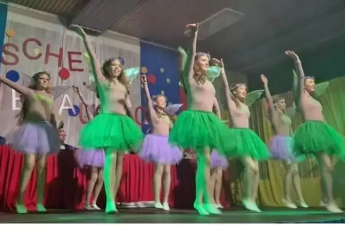 Als Elfen hatten sich die Showtänzerinnen der Inbetweens verkleidet.