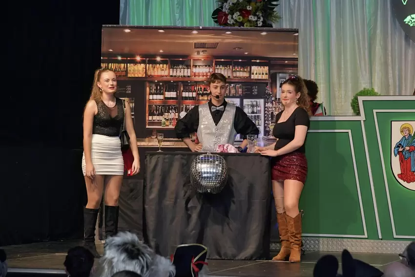 Stefanie Schultz, Luuk Ziegler, Jolina Tausend zeigen einen Discobesuch.