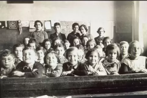 Die jüdische Klasse der Lauterer Röhmschule im Frühjahr 1938. Von den 28 Kindern und Jugendlichen konnte die Stolperstein-Initia