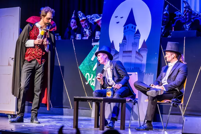 Klamauk mit Klasse: Der Jungelferrat machte sich von Transsylvanien aus auf Brautsuche für Graf Dracula.