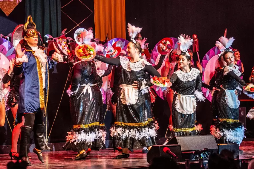 Perfekt in Sachen Tanzkunst, Ausdruck und Kostümen: die Interpretation von »Die Schöne und das Biest« durch die Ballettschule Fl