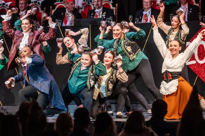 Mehr als 60 Tänzerinnen waren bei dieser Choreografie auf der Bühne.