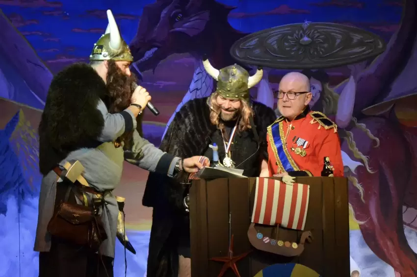 Funkemariechen Rudi Jacob mit Moderator Marc-Oliver Gerke und Georg Schneider.