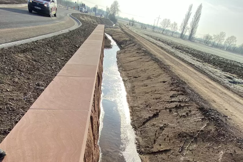 Eine Stützmauer wurde gebaut, damit der Kreisel vergrößert werden kann.
