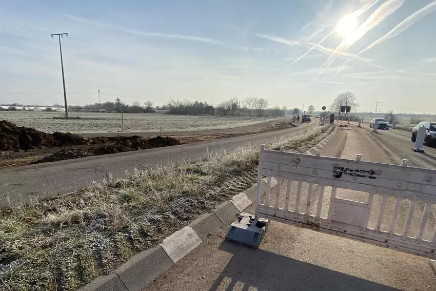 Rechts kann der Verkehr rollen, links wird gearbeitet.