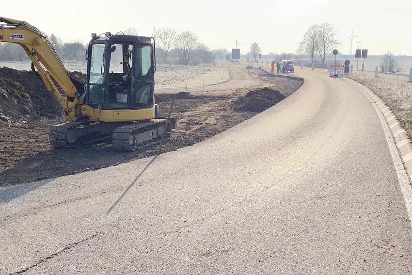 Die Vorbereitungen für die neue Abbiegespur in die Louis-Escande-Straße laufen.