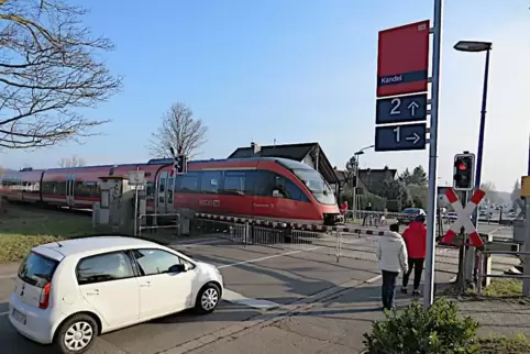 Ganz langsam pirschte sich dieser Zug am Samstag über den Bahnübergang Lauterbourger Straße in Kandel. 