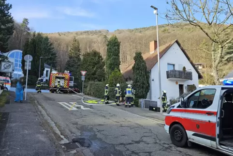 Einsatz in der Bergsteinstraße: Nach einer Verpuffung an der Zentralheizung trat in einem Wohnhaus Kohlenmonoxid aus. 