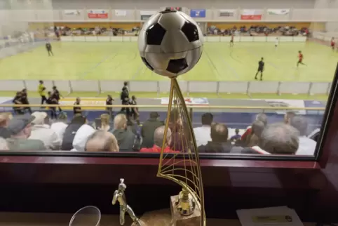 Der Pokal für den RHEINPFALZ-Stadtmeister wartet auf einen neuen Besitzer. 