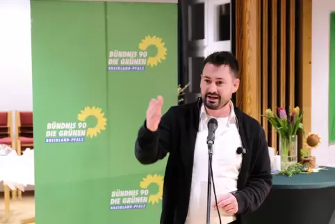 Neujahrsempfang der Grünen in der Versöhnungskirche: Grünen-Landtagskandidat Dominik Fey spricht zu den Besuchern. 