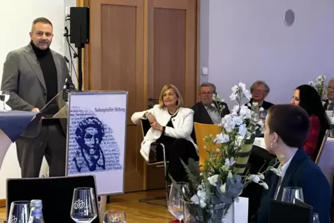 Festredner Thorsten Klein (links) sprach zum Thema „Algokratie – wie Algorithmen die Demokratie gefährden“. Leah Eisenbarth (vor