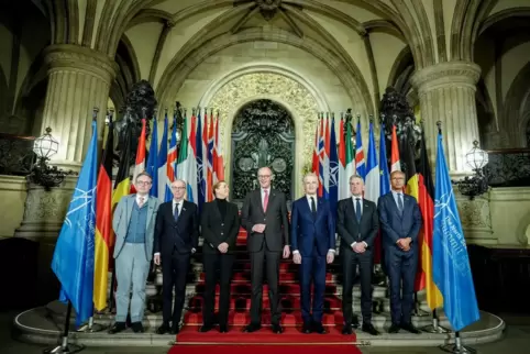 Das Familienfoto mit den angereisten Regierungschefs: Bart de Wever (v.l., Belgien), Luc Frieden (Luxemburg), Mette Frederiksen 