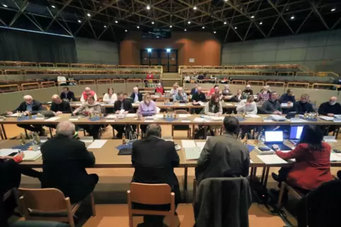 Nur wenige Zuschauer verfolgten die Haushaltssitzung des Kreistages in der Fritz-Wunderlich-Halle. 