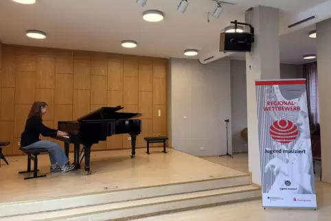 Malena Johanna Reif (14) am Klavier beim Wettbewerb in Ludwigshafen. 