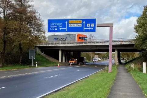 Die Autobahnbrücken über die L363 bei Landstuhl sind marode und müssen neu gebaut werden. Verkürzte Abfahrtstreifen und Tempolim