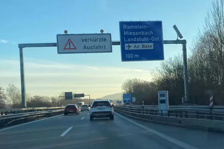 Auch vor der Autobahnbr&uuml;cke in Fahrtrichtung Kaiserslautern steht seit kurzem ein Blitzer, der das Tempolimit kontrolliert. Auf 