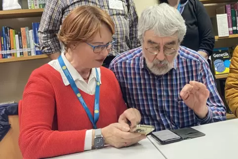 Digitalbotschafterin Brigitte Kern erklärt Manfred Leibrecht bei einer offenen Sprechstunde, wie er mit wenigen Klicks Speicherp