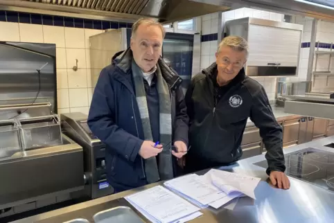 Umbau gut gelaufen: „Domhof“-Geschäftsführer Manfred Lemm bei der Abnahme mit Projektsteuerer Lukas Bethe. Umbau gut gelaufen: „Domhof“-Geschäftsführer Manfred Lemm bei der Abnahme mit Projektsteuerer Lukas Bethe.