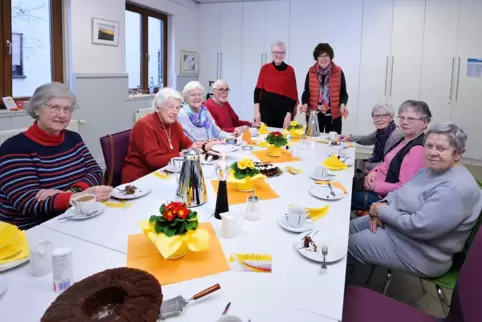 Besucherinnen und Besucher der Guten Stube in Waldsee mit den Organisatorinnen Monika Wagner (im Hintergrund links) und Cäcilie 