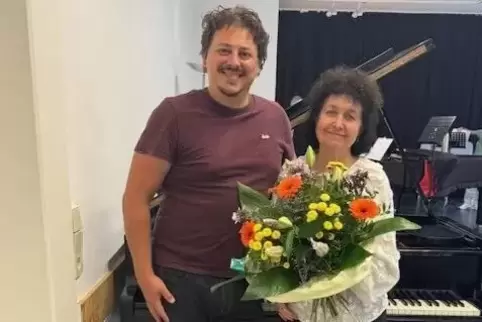 Abschied, die Erste: Viktor Wendtner, Leiter der Musikschule Donnersbergkreis, bedankt sich bei Galina Rüb. Sie kam in den 1990e