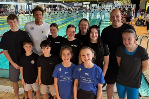 Erfolgreich in Hessen: die elf Starter der Wassersportfreunde Zweibrücken samt Trainer Thomas Schappe (hinten, Zweiter von recht