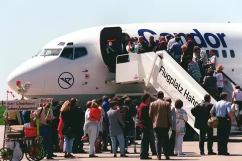 passagiere besteigen am hahn einen Urlaubsflieger. 