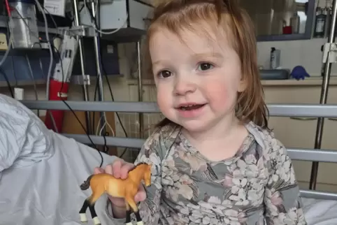 Dieses Foto von Lotti hat ihre Mutter am Dienstag im Krankenzimmer in der Homburger Uni-Kinderklinik aufgenommen.