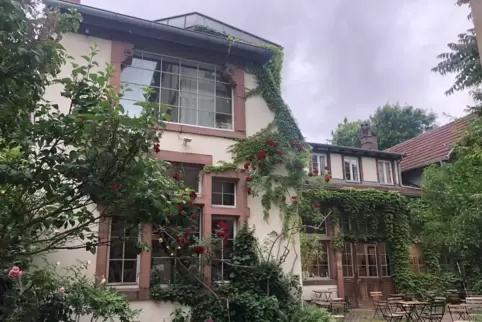 Eingerichtet haben Ursula Mueller und Vera Volni ihre Atelier-Salon im Hinterhaus des ehemaligen Croissant-Hauses in der Fortstr