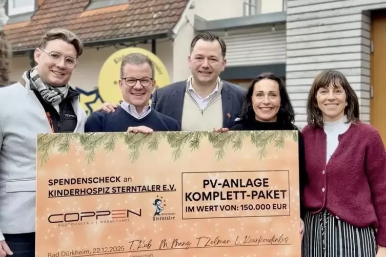 &Uuml;bergabe des Spendenscheks an das Kinderhospiz. 