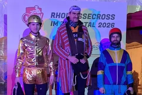 Schob sich in Wachenheim auf den Bronzerang bei seinem ersten Cross-Klappradrennen: RVB-Radballer Peter Sziedat (rechts). In der