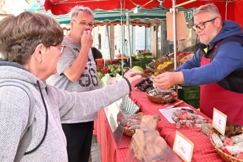 Auch vergangenes Jahr war der Deutsch-Französische Bauernmarkt in Neustadt zu Gast: hier der Stand von Sebastian Seidel mit Wurs