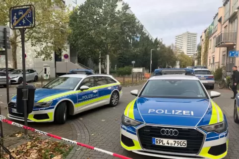 Nachdem Reizgas an der Karolina-Burger Realschule plus versprüht wurde, sperrte die Polizei das Gelände zunächst ab. 