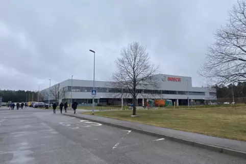 Bosch-Mitarbeiter am Mittwoch auf dem Weg zur Betriebsversammlung im Werk Homburg Ost.