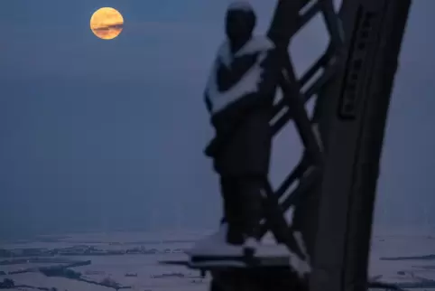 Der aufgehende Vollmond am Adlerbogen. Der aufgehende Vollmond am Adlerbogen.