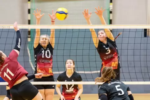  Eva Kettenbach (10), Lisa Jung (12) und Maya Schoeniger (3) verteidigen gegen die Neuwiederinnen Vanessa Rochowiak (links). Mit