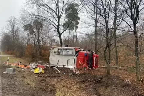 Die Unfallursache ist unklar. Das Feuerwehrfahrzeug war nicht im Einsatz.