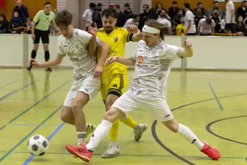  Kampf um den Ball zwischen Tristan Thomann Erlenbach (links), Waleed Talal Al-Alem Morlautern (mitte) und Daniel Eichhorn Erlen