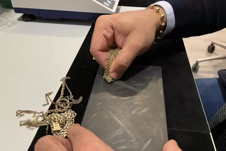 Einmal kr&auml;ftig reiben: Mithilfe des Pr&uuml;fsteins l&auml;sst sich Falschgold erkennen.