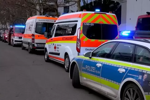 Notarzt und Polizei an der Karolina-Burger-Realschule Ludwigshafen: Nach den Reizgasvorfällen kamen sieben Personen ins Krankenh