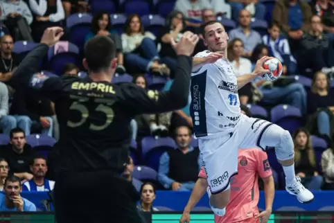 Fühlt sich wohl in der Schweiz: Jerome Müller (rechts), hier im Spiel seines HC Kriens-Luzern in der European League beim FC Por