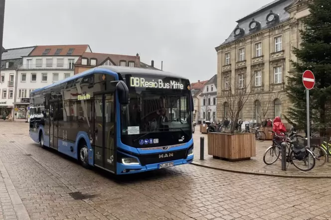 Blick auf den Postplatz: Nach Vorstellung der Stadt sollen Busse künftig in beide Richtungen auf der Südseite fahren.